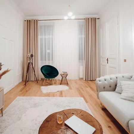 Fabulous And Fancy City Center Designer Apartment *