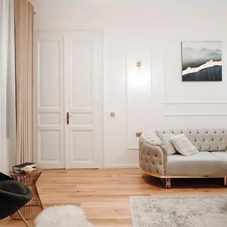 Fabulous And Fancy City Center Designer Apartament *